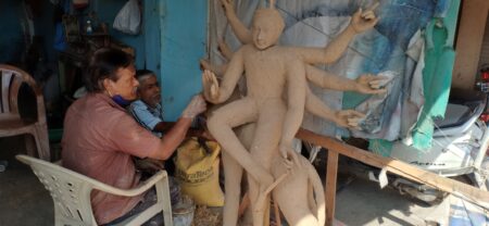 20 सालों से गढ़ रहे पीली मिट्टी की माता प्रतिमाएं, ताकि शुद्ध रहे चंबल mother-statues-of-yellow-clay-which-have-been-fabricated-for-20-years-so-that-chambal-remains-pure