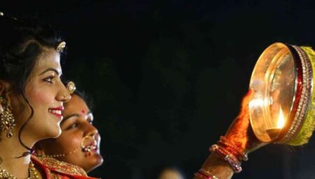 करवाचौथ पर बेस्ट गिफ्ट आइडियाज़ | Karwa Chauth Gift Ideas For Husband And Wife in Hindi karwa-chauth-gift-ideas-for-husband-and-wife-in-hindi