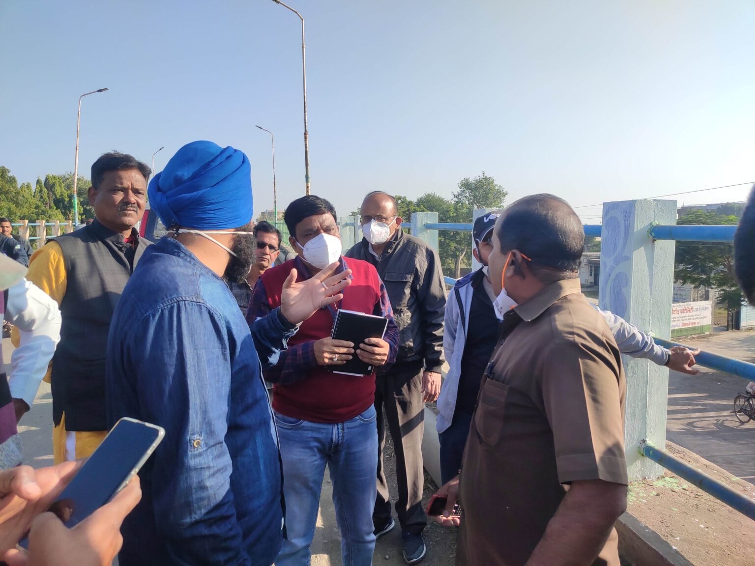 nagda-news-hindu-jagran-manch-leader-agitated-by-putting-green-color-on-old-over-bridge-inorgia-road