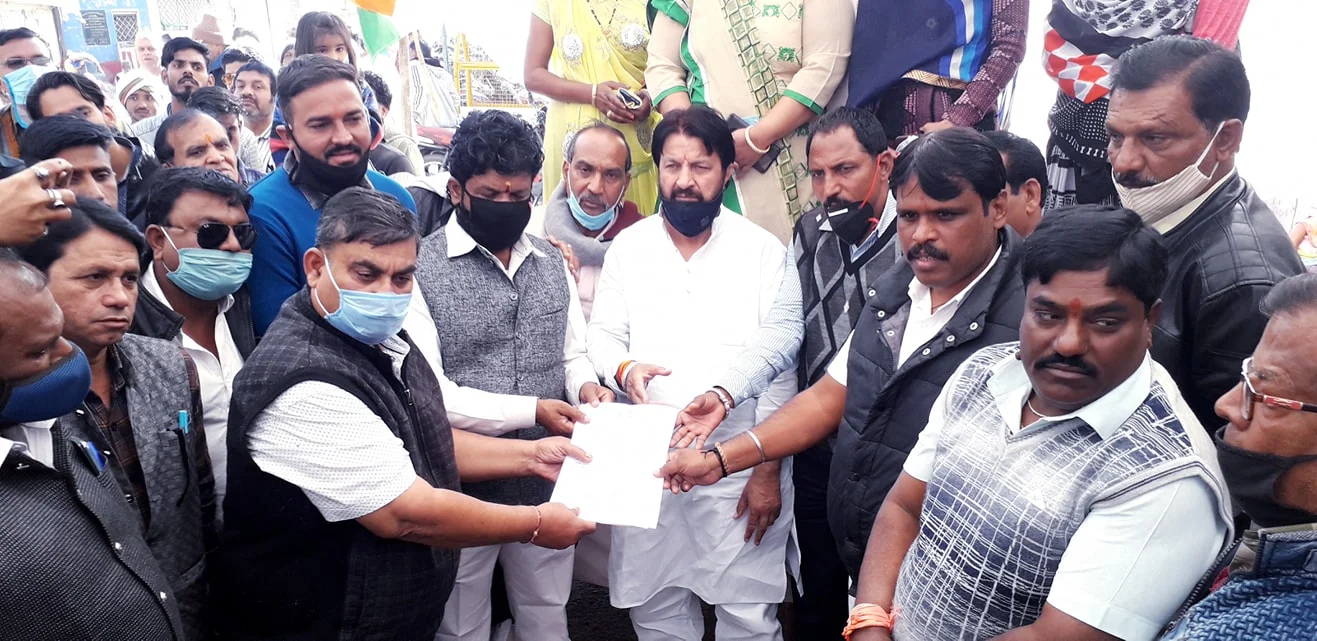 नागदा में कृषि बिलों को वापस लेने की मांग के समर्थन में विशाल धरना आंदोलन नागदा में कृषि बिलों को वापस लेने की मांग के समर्थन में विशाल धरना आंदोलन