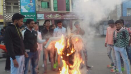 nagda-news-abvp-burnt-effigy-of-chhattisgarh-government-in-protest-against-rape