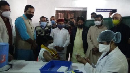 nagda-news-campaign-started-in-nagda-amidst-chaos-75-percent-people-got-vaccinated-on-first-day