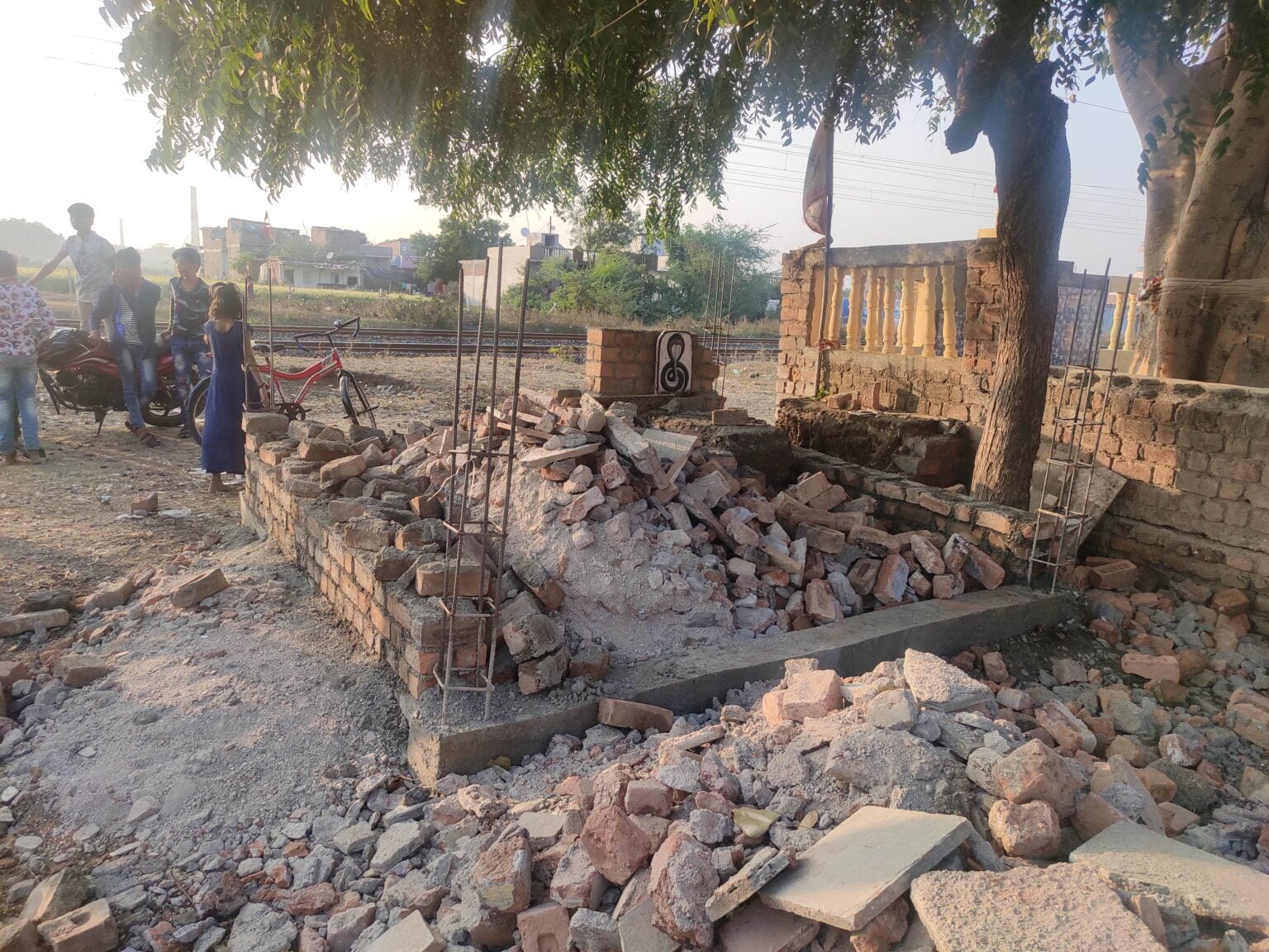 नाग मंदिर का ओटला तोड़ने से गुस्साए लोग, तहसीलदार ने कहा करें निर्माण nagda-news-angry-people-breaking-nag-temple