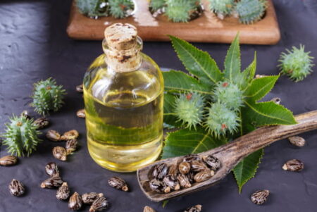 अरंडी का तेल (Castor Oil) क्या है? जानें हेयर ग्रोथ में इसके फायदे castor-oil-for-hair