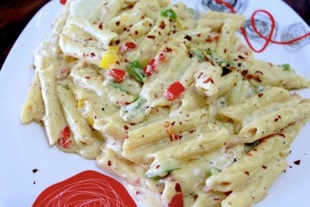 घर पर बनाएं बहुत ही यमी वाइट सॉस पास्ता white-sauce-pasta-recipe-in-hindi