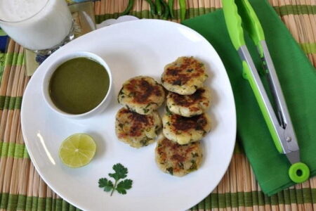 कच्चे केले की फलाहारी टिक्की बनाने की विधि kacche-kele-ki-tikki-kaise-banaye