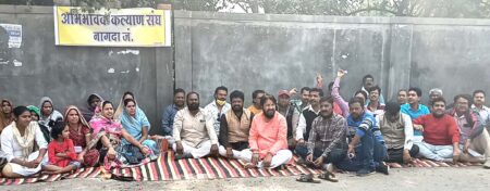 फीस माफी को लेकर अभिभावक कल्याण संघ ने दिया धरना nagda-news-guardian-welfare-association-holds-protest-over-fee-waiver
