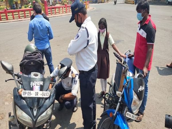 indore-news-scooty-petrol-of-the-girl-returning-with-father-after-taking-exams-ends