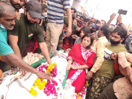 शहीद बादलसिंह के पार्थिव देह को देख बेसुध हुई पत्नी शहीद बादलसिंह के पार्थिव देह को देख बेसुध हुई पत्नी