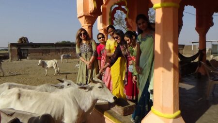 इनरव्हील क्लब ने की गौ सेवा