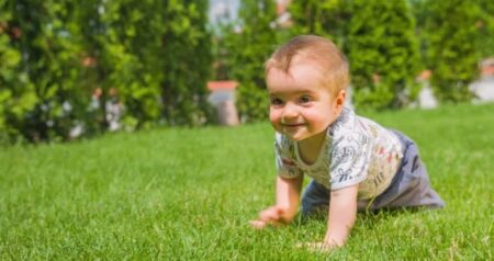 घुटनों के बल चलने से शिशु को होते हैं ये फायदे benefits-of-crawling-for-babies