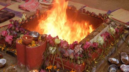 अग्निहोत्र क्या है? इसे करने की विधि और लाभ agnihotra-mantra-in-hindi