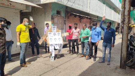 पूर्व सीएम कमलनाथ के बयान पर भड़के भाजपा युवा सदस्य, किया पुतला दहन पूर्व सीएम कमलनाथ के बयान पर भड़के भाजपा युवा सदस्य, किया पुतला दहन