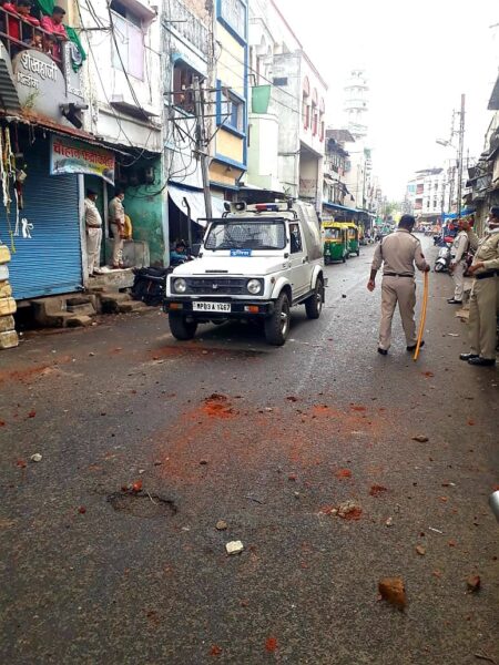 indore-news-stones-went-to-the-beach-market-in-indore-6-injured-panic-spread-in-the-area-due-to-assault