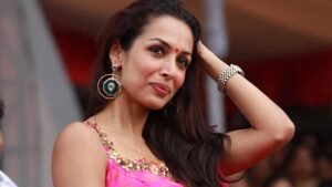 malaika-arora-is-roaming-on-the-streets-in-torn-jeans-actress-photo-viral