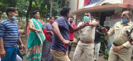 नागदा में भाजपा नेता और थाना प्रभारी के बीच हुई हाथापाई नागदा में भाजपा नेता और थाना प्रभारी के बीच हुई हाथापाई