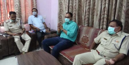 नागदा न्यूज : अधिकारियों ने बैठक लेकर त्यौहारों पर प्रशासनिक व्यवस्था की जानकारी दी । नागदा न्यूज : अधिकारियों ने बैठक लेकर त्यौहारों पर प्रशासनिक व्यवस्था की जानकारी दी ।